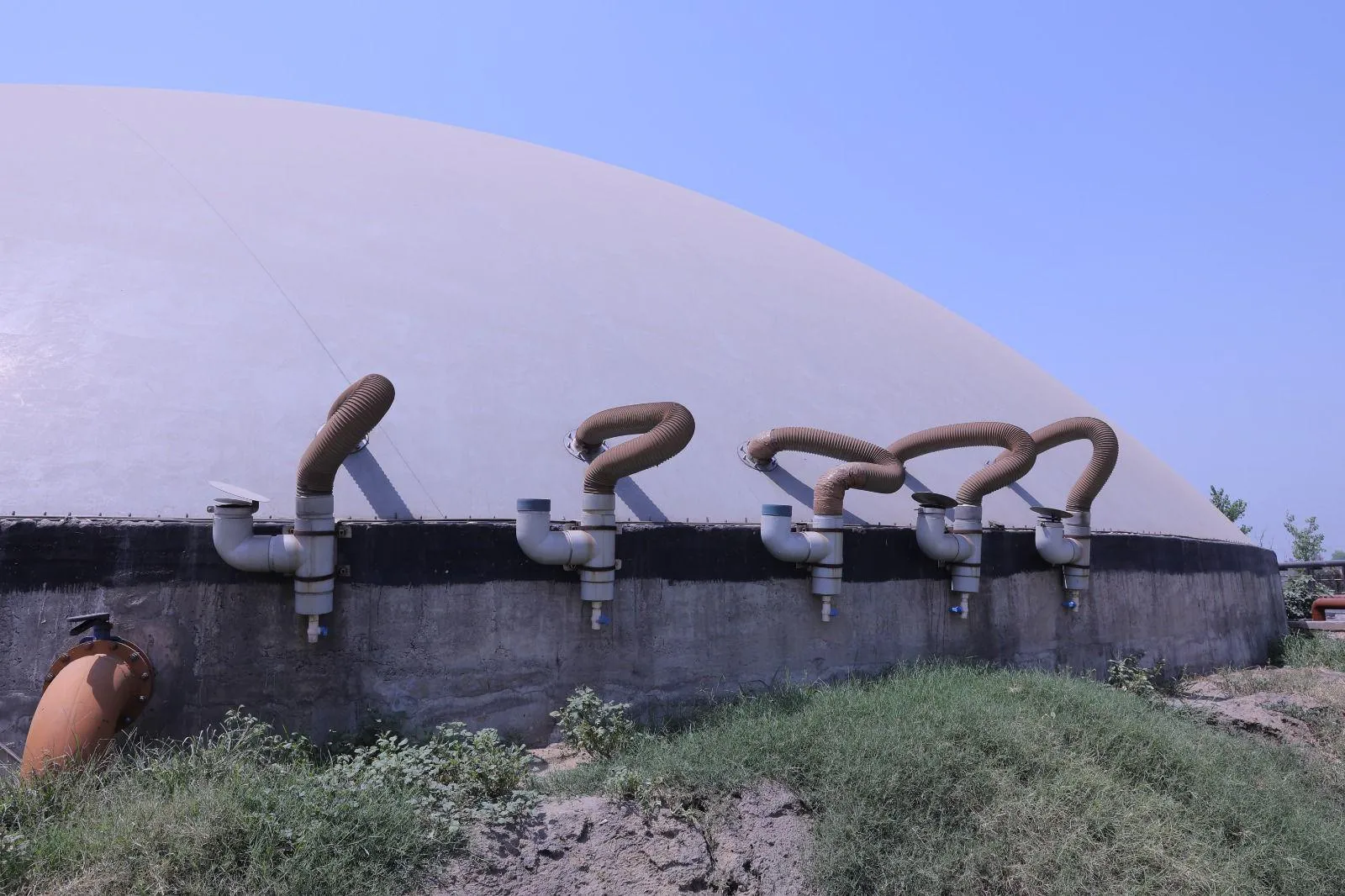 Double-membrane digester gas holder with foam-offtake piping at the Meerut plant