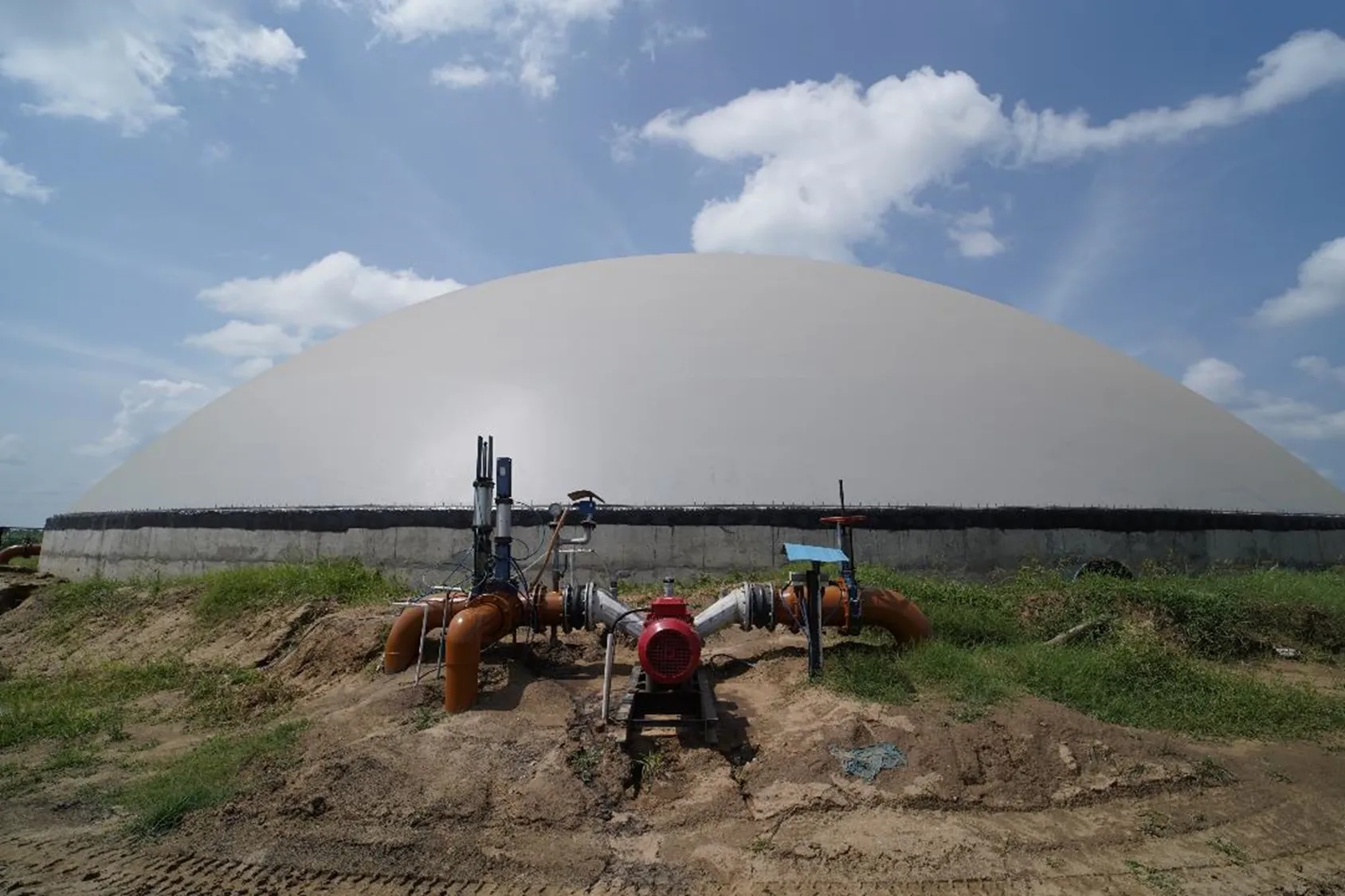 Meerut संयंत्र में anaerobic digester और feed-pump skid
